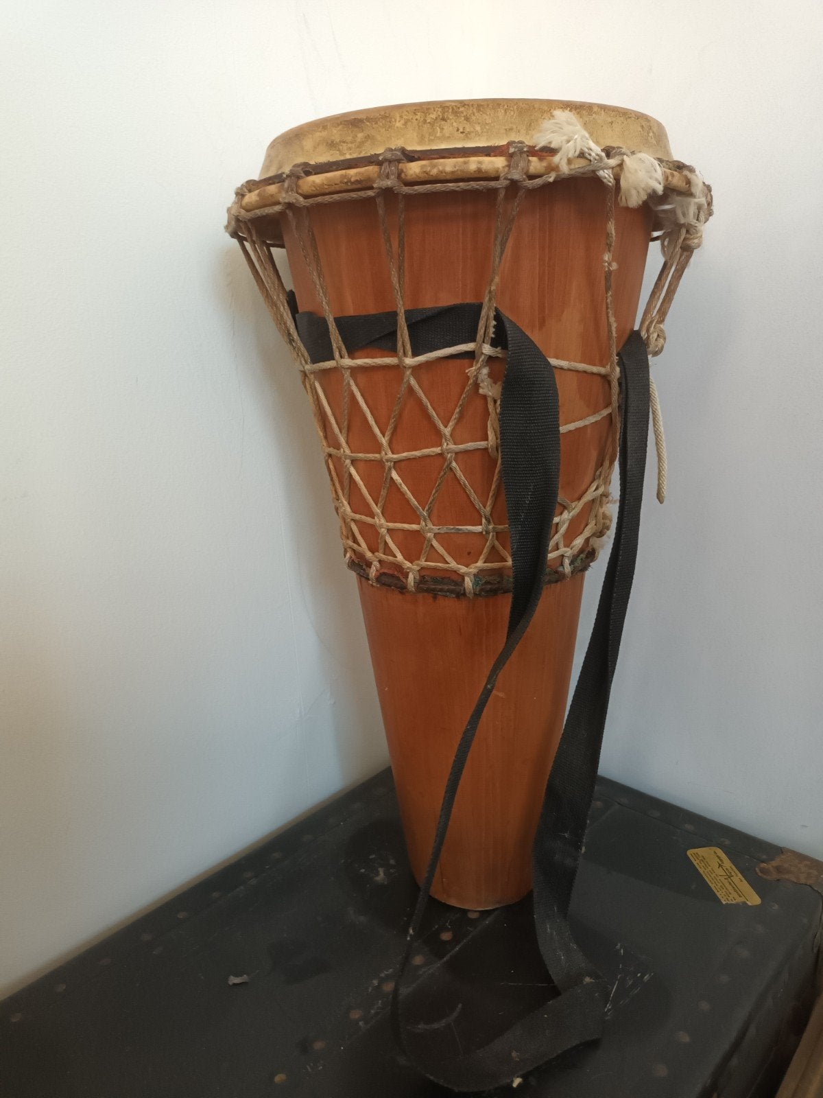 Vintage Afrikaanse Djembe Trommel met Draagband, Muziek en Instrumenten, Drumstellen en Slagwerk, Ophalen of Verzenden, Gebruikt