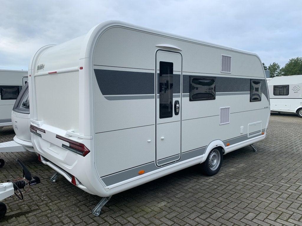 Hobby De Luxe 490 KMF Model 2026, Caravans en Kamperen, Caravans, Schokbreker, Dwarsbed, Hobby, Bedrijf