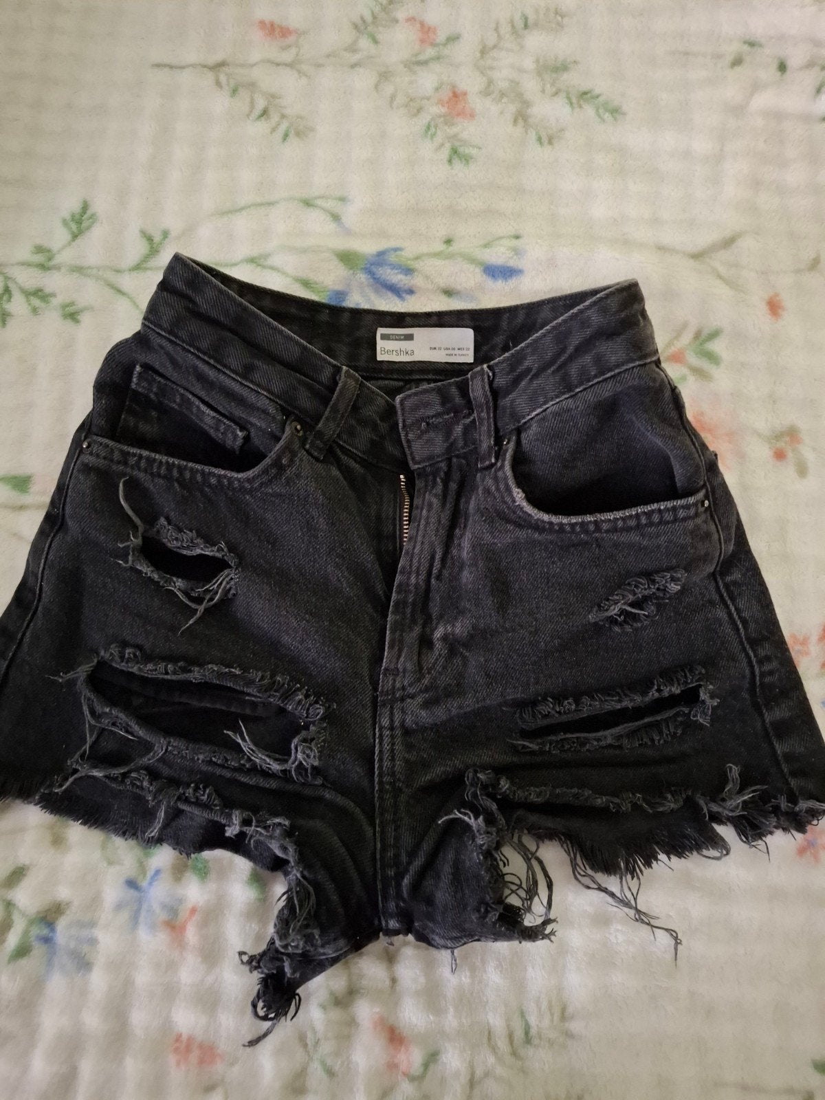 Bershka ripped denim shorts, Kort, Zwart, Maat 34 (XS) of kleiner, Gedragen