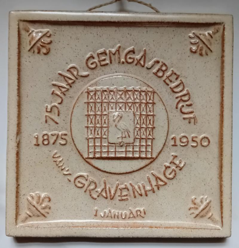 Zeldzame terracotta tegel gem. gasbedrijf 's-Gravenhage, Antiek en Kunst, Antiek | Wandborden en Tegels, Ophalen of Verzenden