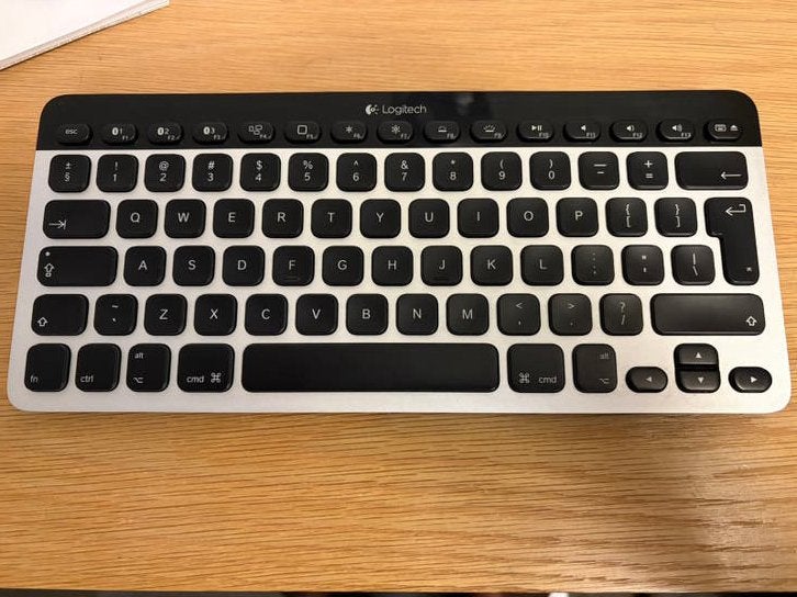 Logitech bluetooth easy switch keyboard (mac, ipad, iphone), Ophalen of Verzenden, Zo goed als nieuw