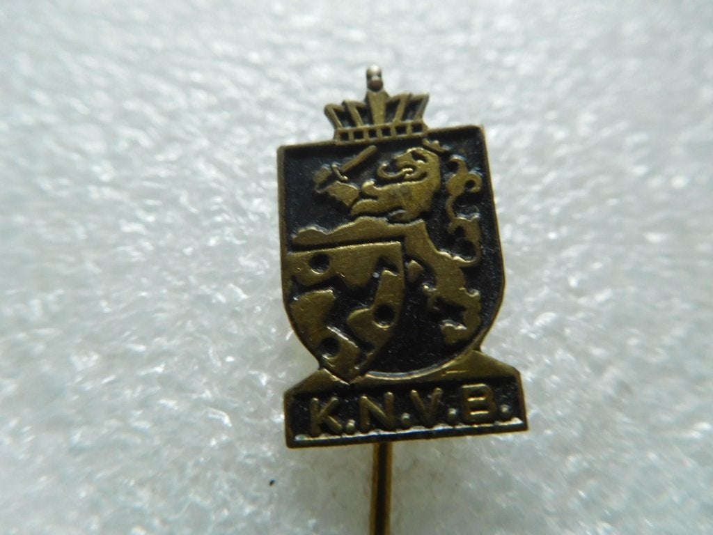 speldje KNVB zwart, Verzamelen, Speldjes, Pins en Buttons, Verzenden, Zo goed als nieuw, Overige onderwerpen