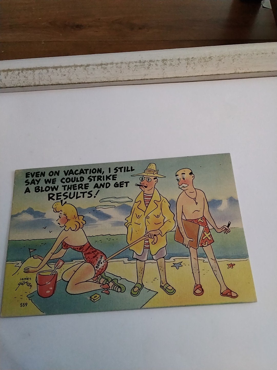 Vintage humoristische ansichtkaart - 'Even on vacation', Verzamelen, Ophalen of Verzenden, Overige thema's