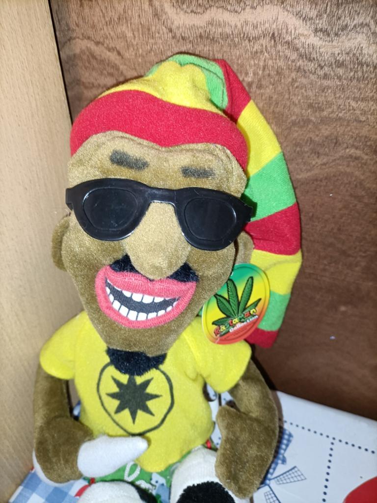 Rastaman knuffel reggae play by play met wiet sigaret, Ophalen of Verzenden, Zo goed als nieuw, Overige typen