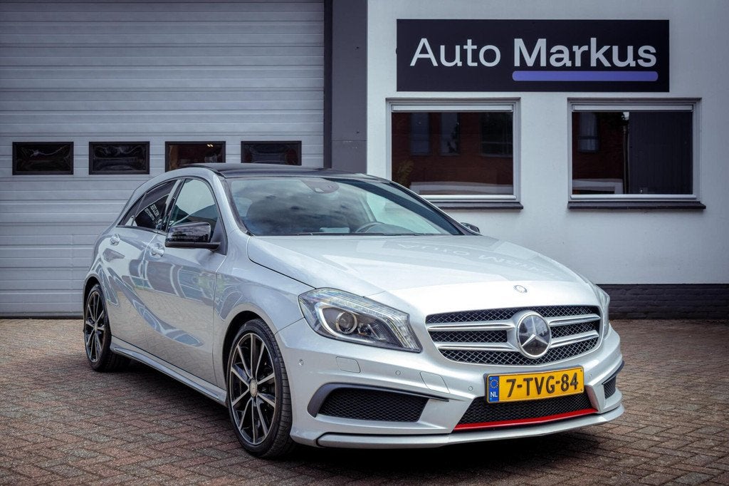 Mercedes A-klasse A250 AMG Aut|Pano|Adaptive cruise|Harman/K, Auto's, Mercedes-Benz, Gebruikt, 4 cilinders, Leder, Bedrijf