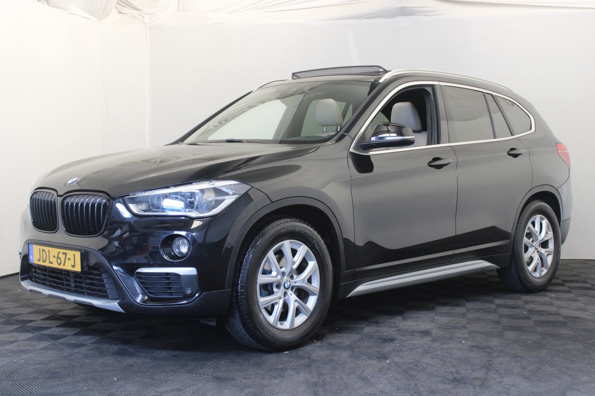 BMW X1 xDrive18d |Pano| (bj 2016, automaat), Auto's, 136 pk, 4 cilinders, Verwarmde buitenspiegels, Zwart