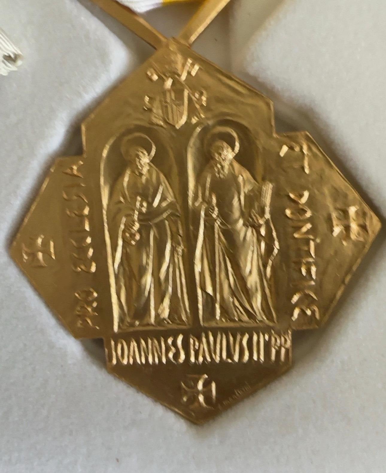Pauselijke onderscheiding Johannes Paulus II Pro Ecclesia&بو, Ophalen, Brons, Nederland