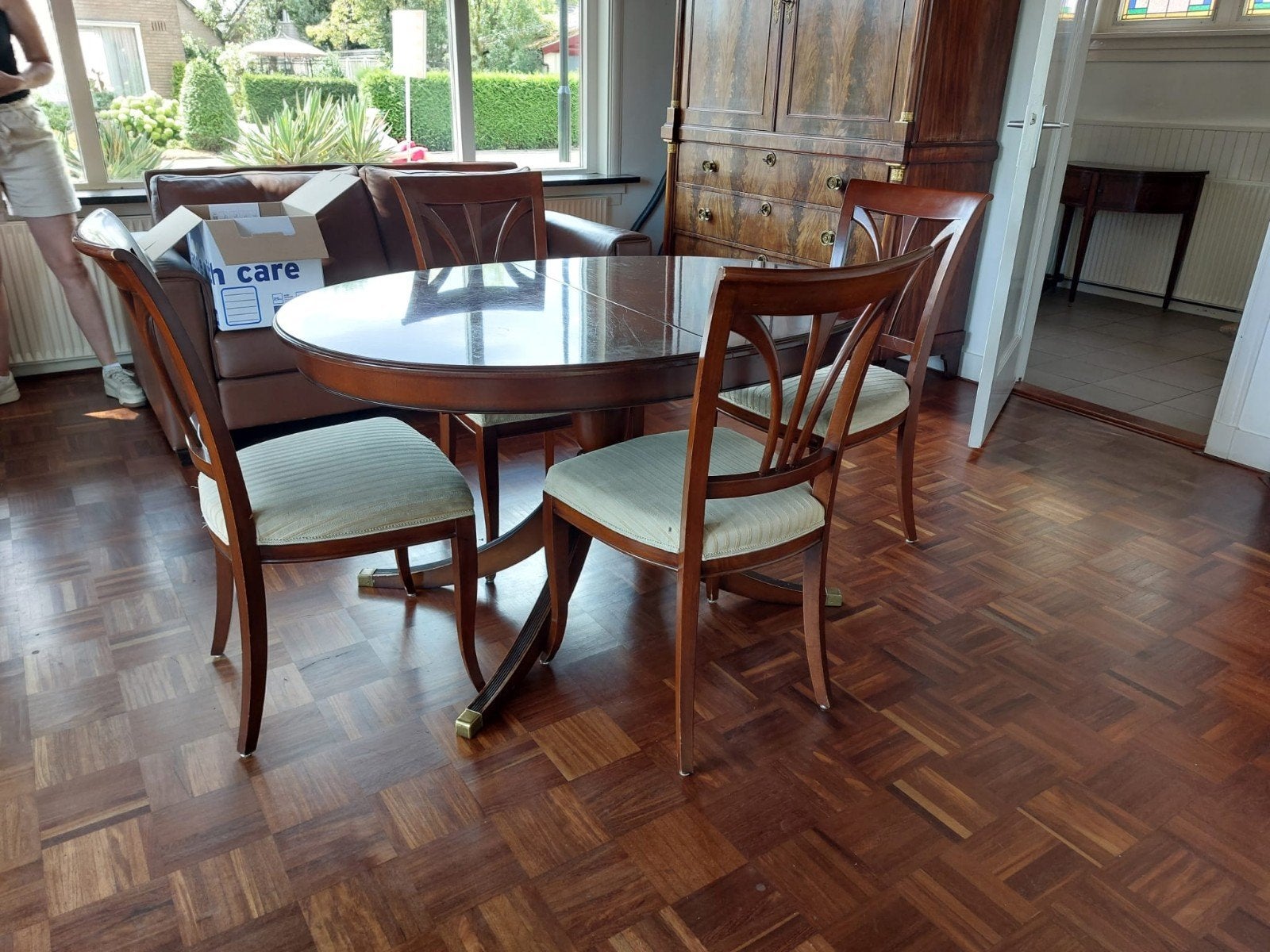 Uitschuifbare eettafel met 4 stoelen en salontafel, Ophalen, Zo goed als nieuw, Kersenhout, Klassiek