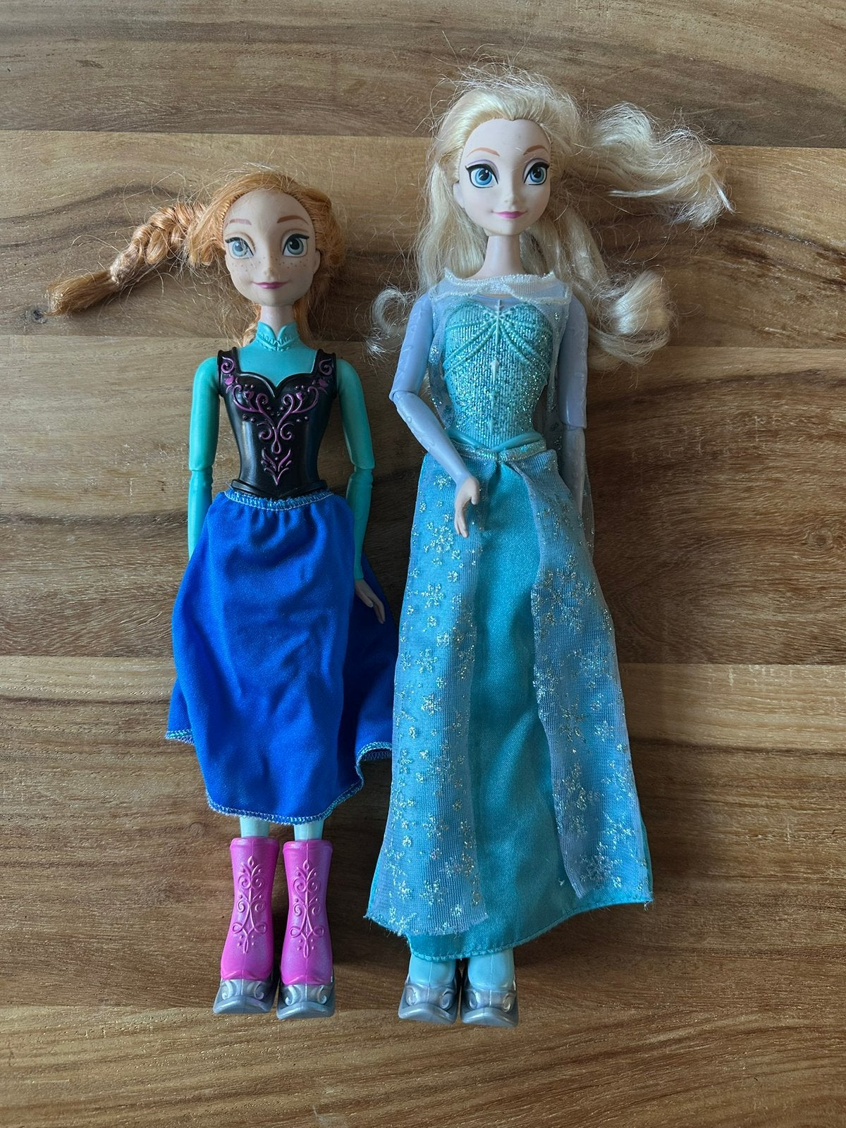 Frozen schaatsende Anna en Elsa poppen, Kinderen en Baby's, Speelgoed | Poppen, Ophalen of Verzenden, Gebruikt, Barbie