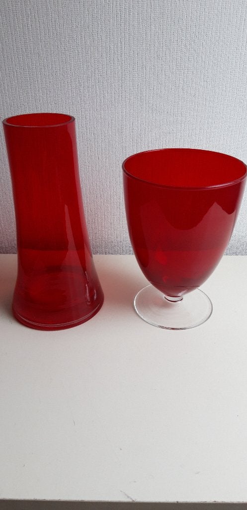 vazen rood glazen 22 cm en 17,5 cm hoog, Gebruikt, Op voet, Ophalen of Verzenden, Glas