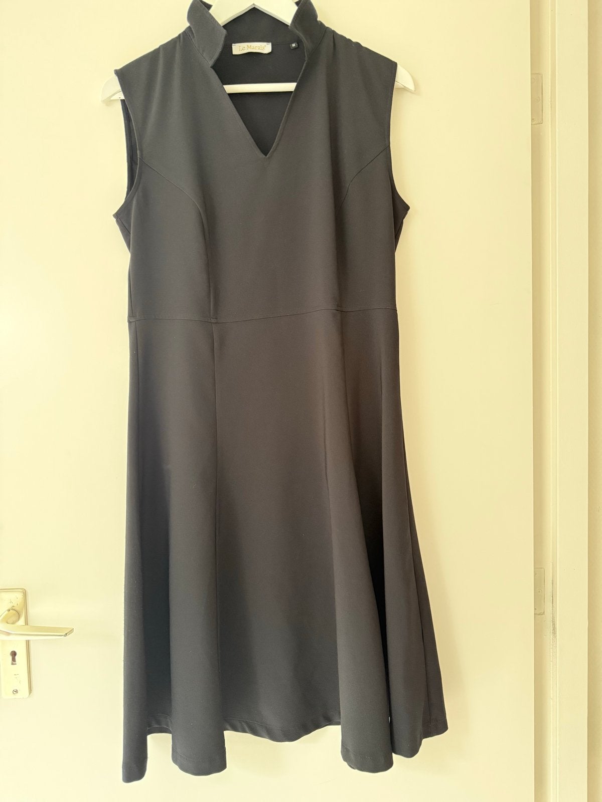 Zwarte mouwloze jurk van Le Marais, maat M, Kleding | Dames, Jurken, Zwart, Zo goed als nieuw, Onder de knie, Ophalen