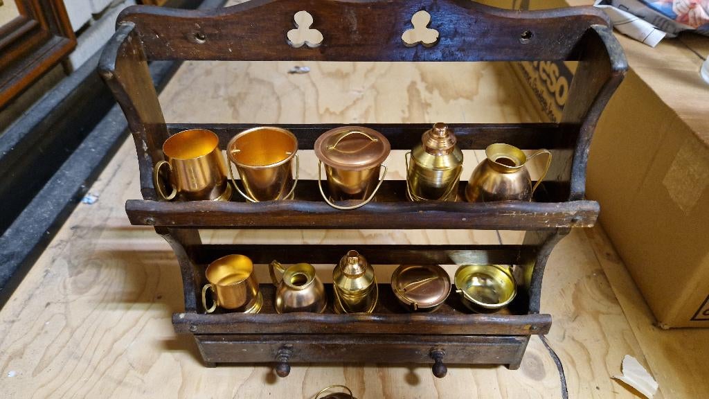 houten wandbordje met miniaturen en laadje, Ophalen of Verzenden