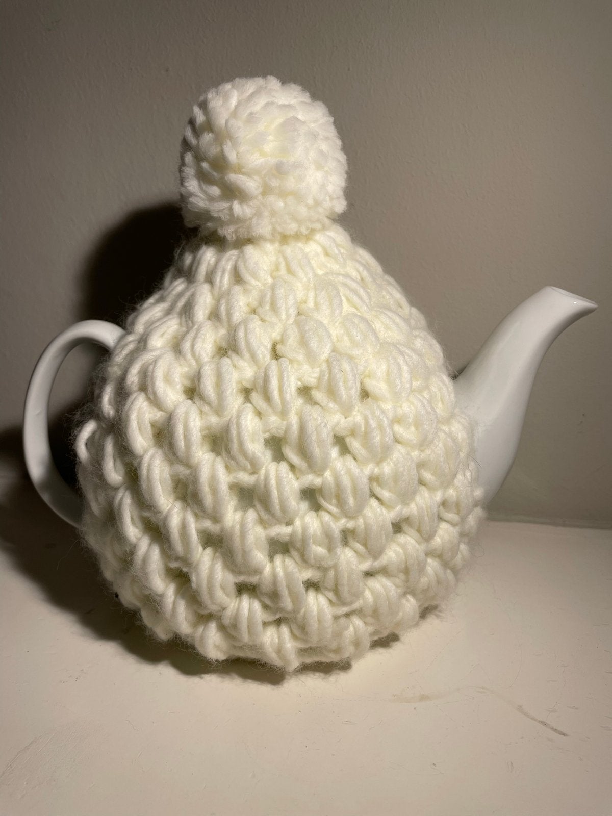 Witte theepot met gebreide theemuts - Zo goed als nieuw, Theepot/fluitketel, Ophalen of Verzenden, Zo goed als nieuw, Steen/keramiek