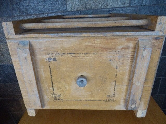 Antieke bekisting van boterkarn, A.W. Richards & co., Ophalen