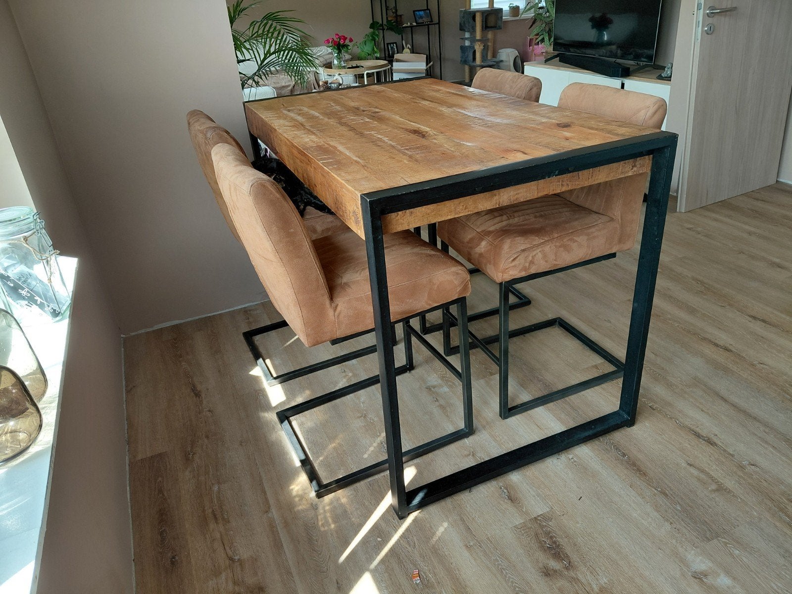 Complete mangohouten inrichting, Ophalen