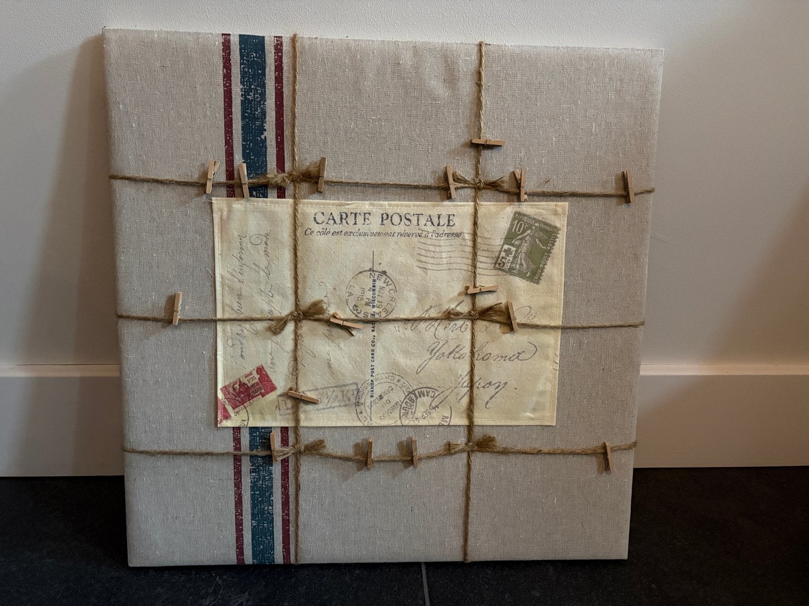 Wanddecoratie met vintage postkaart en touw, Beige, Gebruikt, Vintage, Textiel
