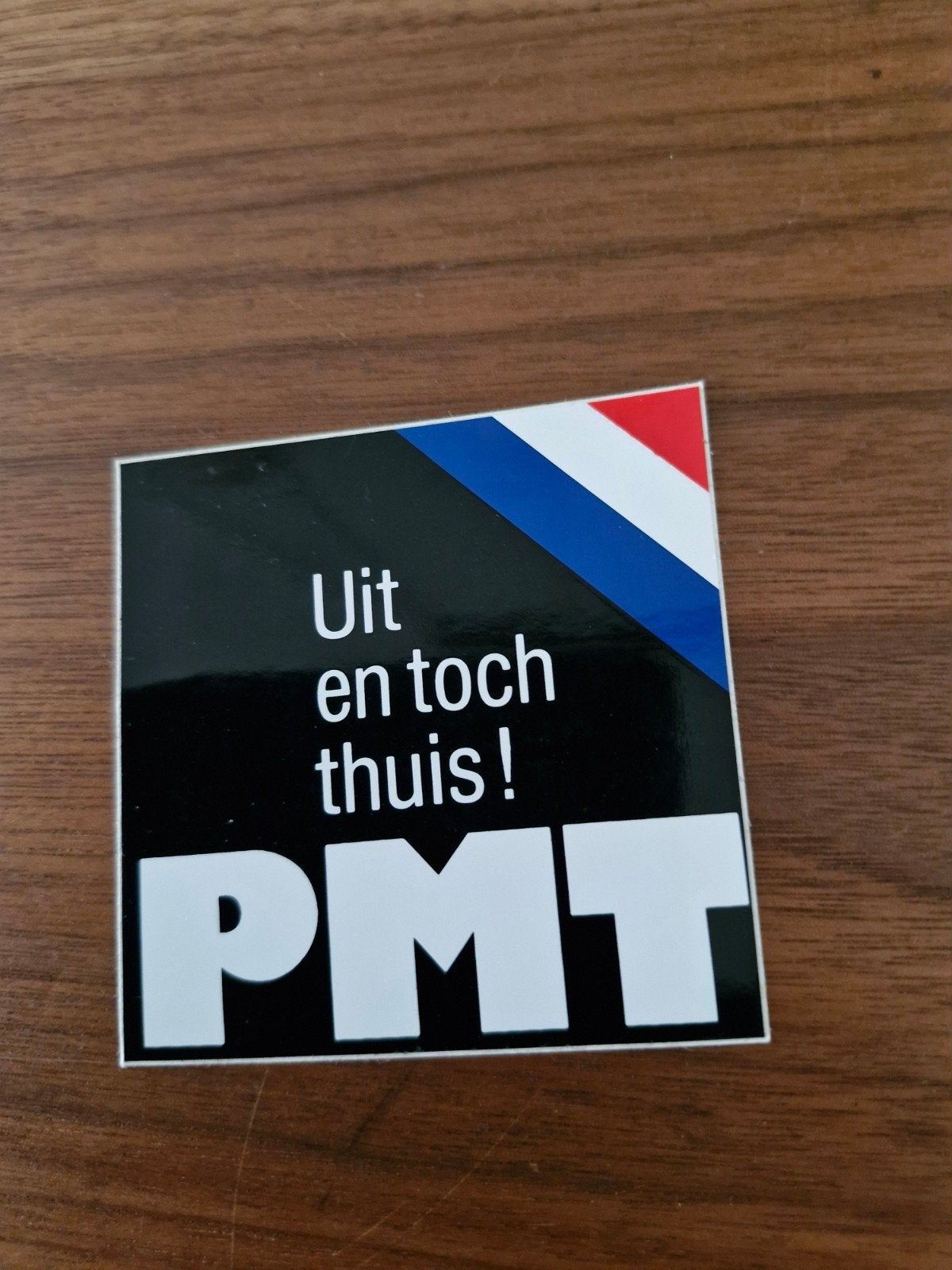 9952 PMT 'Uit en toch thuis!' sticker, Ophalen of Verzenden