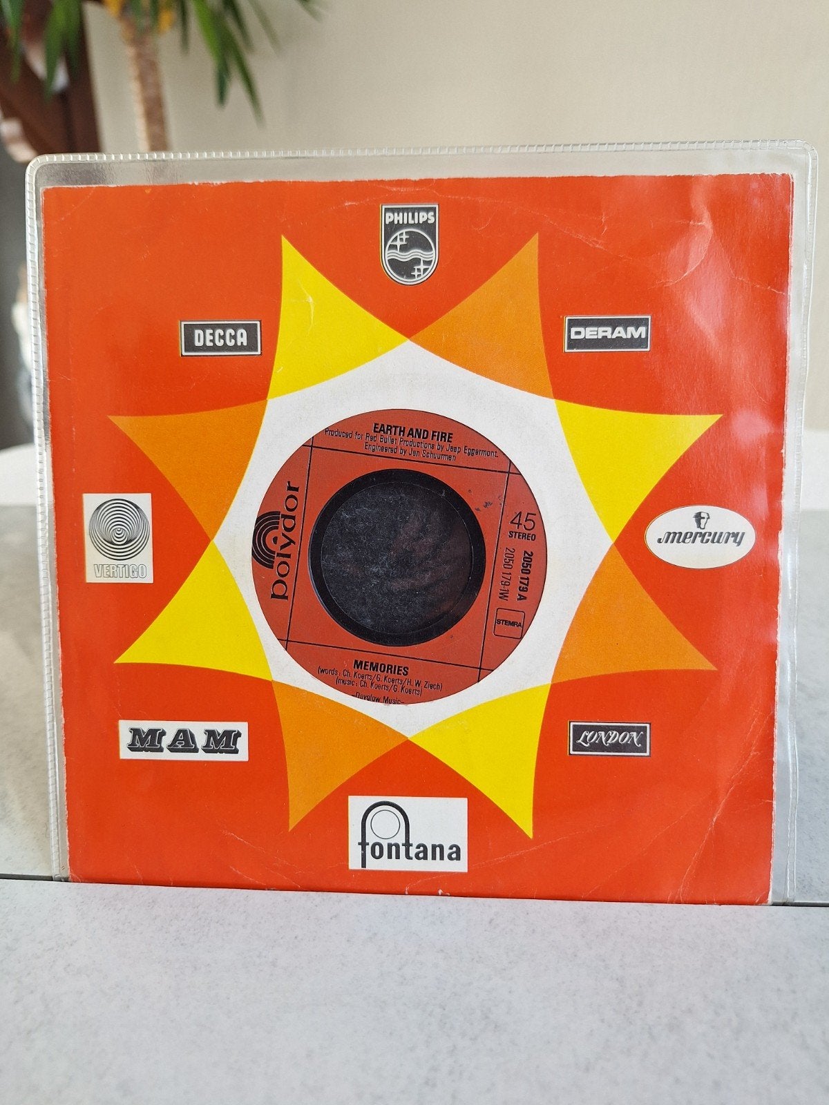 Single van  EARTH AND FIRE // MEMORIES ...uit 1972, Ophalen of Verzenden