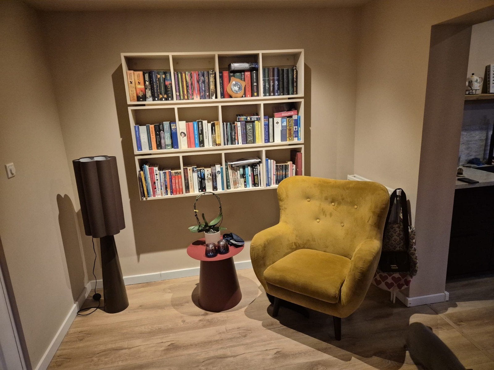 Gele fauteuil met houten poten, Huis en Inrichting, Ophalen, Hout, Gebruikt, 75 tot 100 cm