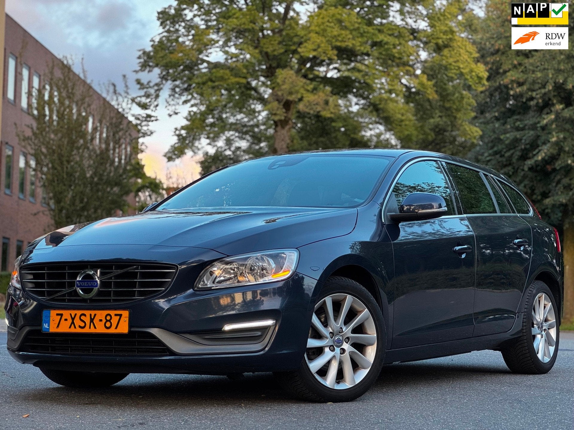 Volvo V60 2.0 D4 Momentum|AUT|HALFLEDER|PDC|NAVI|TREKHAAK, Auto's, Dealer onderhouden, 1502 kg, Euro 6, Blauw