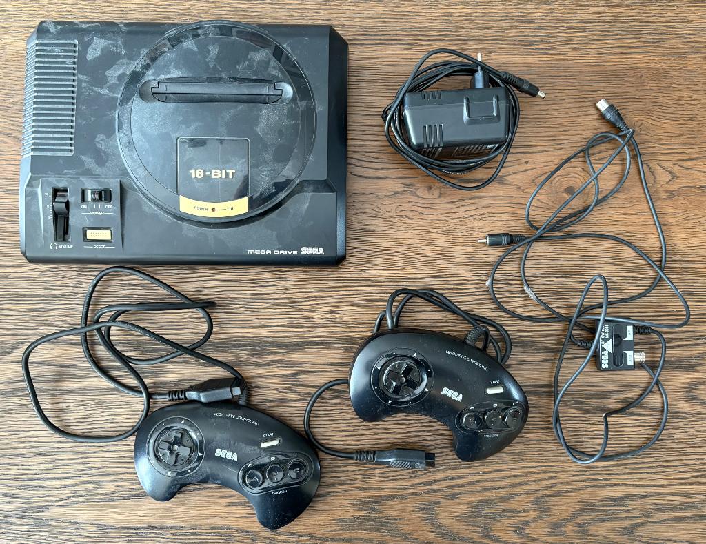 Sega Mega Drive - Console, Controllers & RF kabel, Spelcomputers en Games, Spelcomputers | Sega, Ophalen, Niet werkend, Met 2 controllers