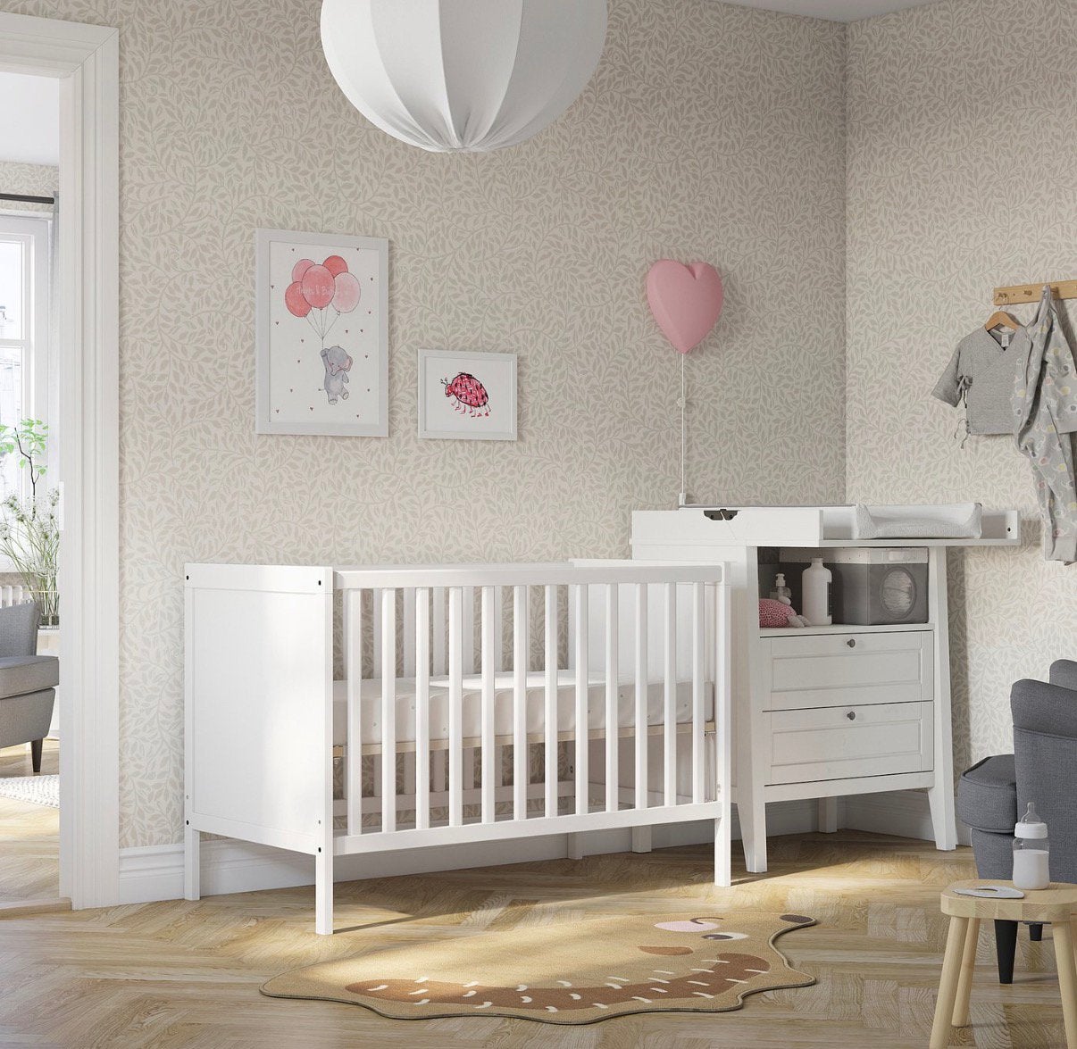 Sundvik babybedje plus commode IKEA. In mooie taupe kleur., Ophalen, Zo goed als nieuw, Jongetje of Meisje