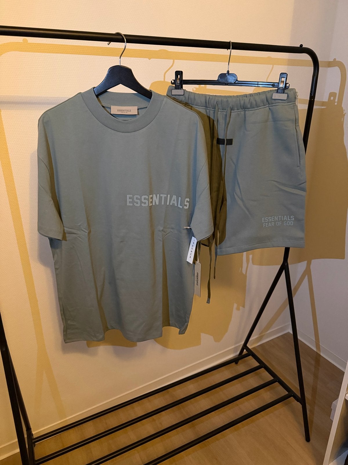 Nieuwe Essentials Fear of God Sycamore Set - M, Ophalen of Verzenden, Nieuw, Maat 48/50 (M), Groen