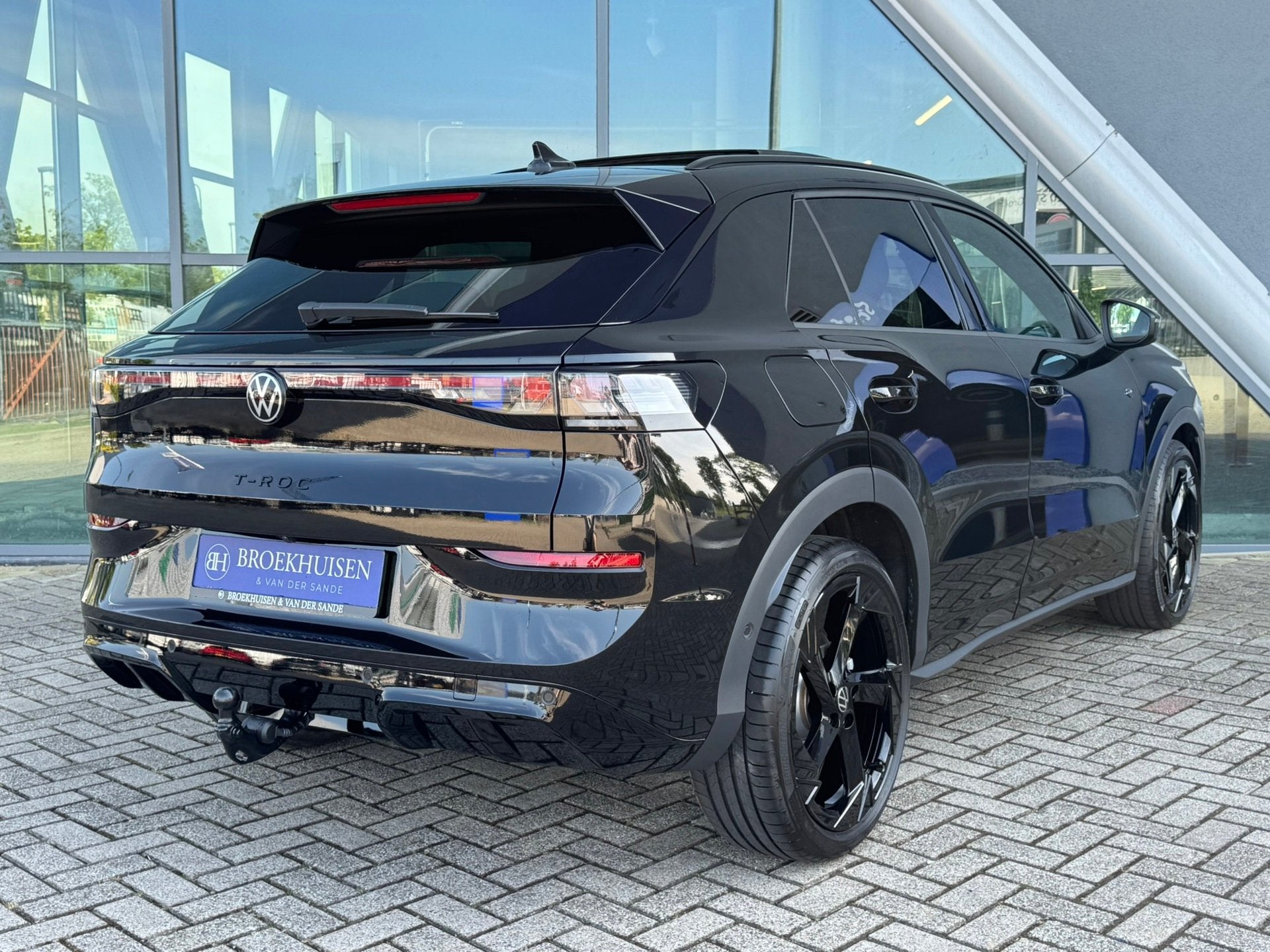 Volkswagen T-Roc 1.5 eTsi 2x R-Line First Edition Black Styl, Auto's, 1498 cc, Zwart, 4 cilinders, 150 pk