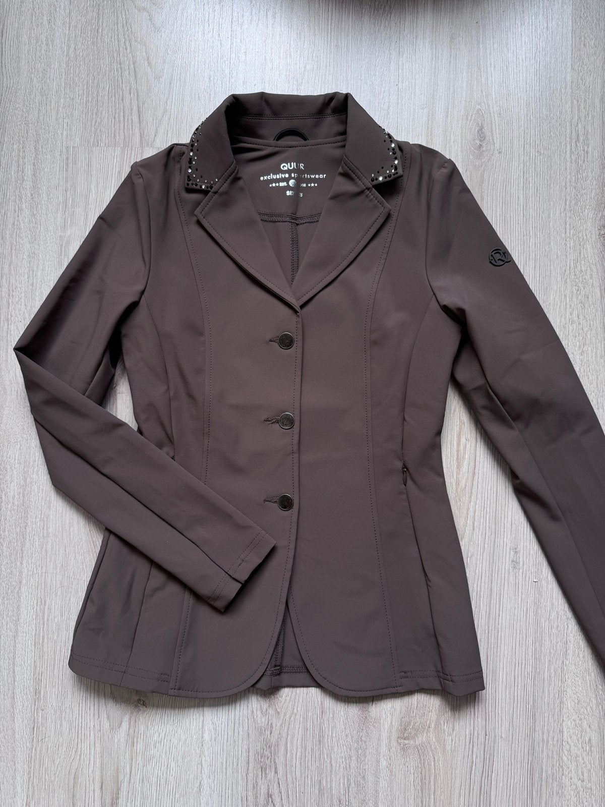 QUUR wedstrijdjasje - NIEUW - bruin, Dieren en Toebehoren, Paardrijkleding, Dressuur, XS, Nieuw, Ophalen of Verzenden