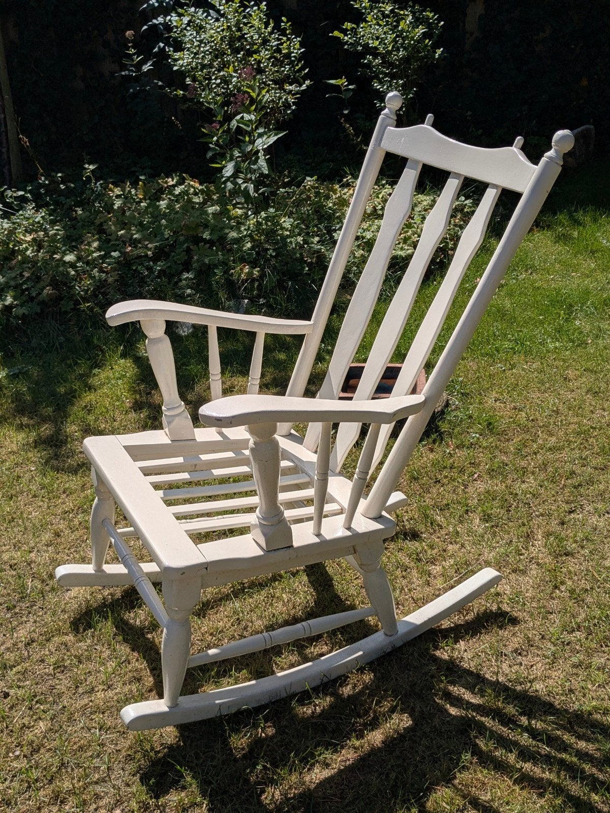 Witte houten schommelstoel vintage retro antieke stoel, Gebruikt, Wit, Ophalen of Verzenden, Eén