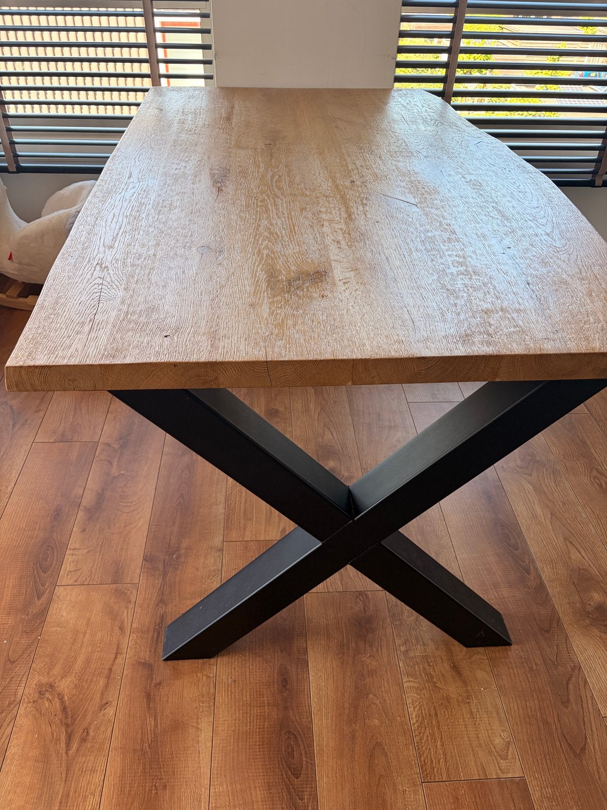 Boomstamtafel met metalen X-poten, Huis en Inrichting, Tafels | Eettafels, Ophalen, Eikenhout, 50 tot 100 cm, Zo goed als nieuw