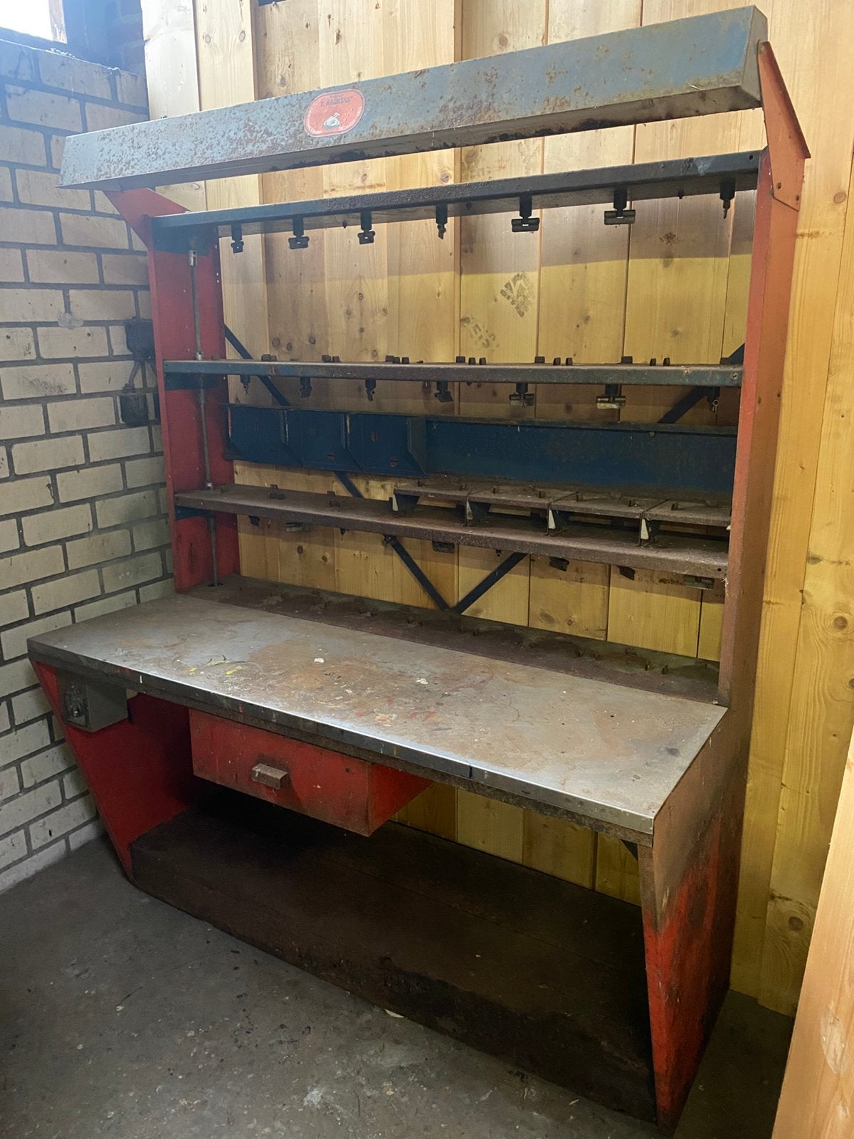 Doorleefde metalen industriele werkbank uit oude spuiterij, Doe-het-zelf en Verbouw, Ophalen, Gebruikt