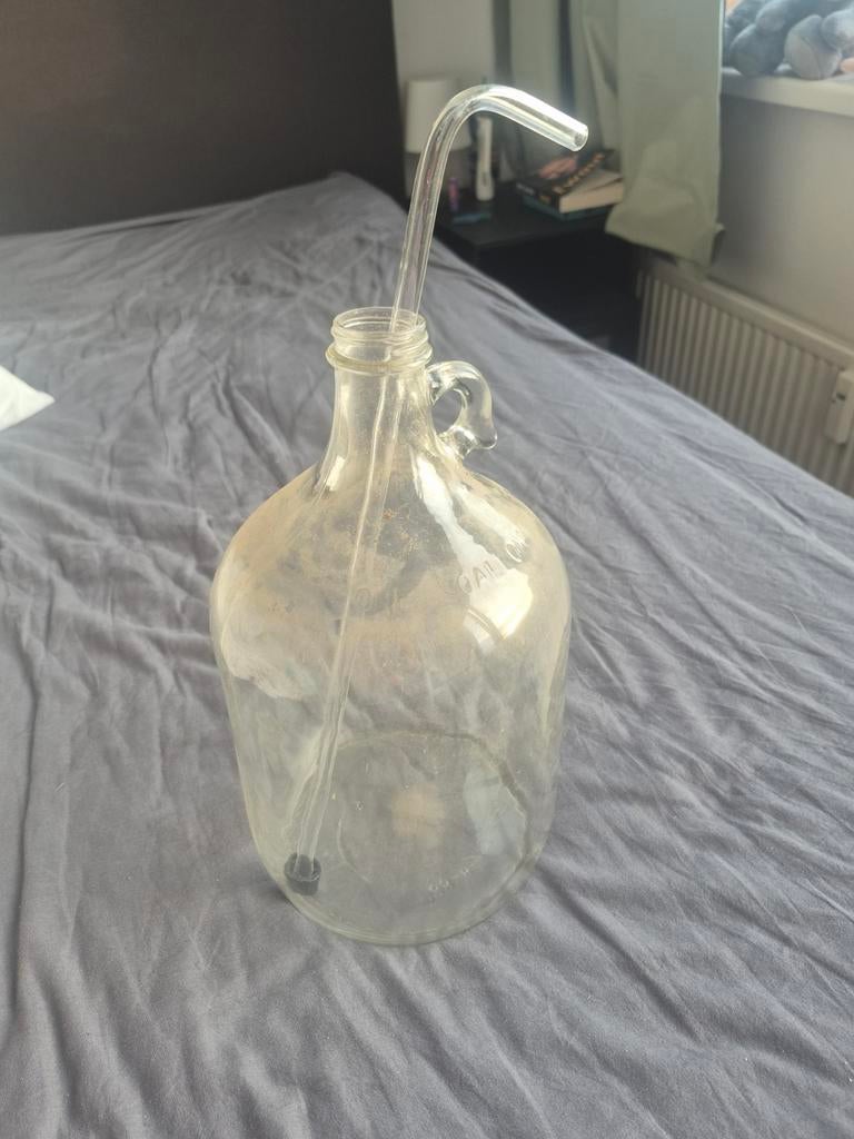 Glazen flessen met beugeldop en een grote fles met rietje, Ophalen