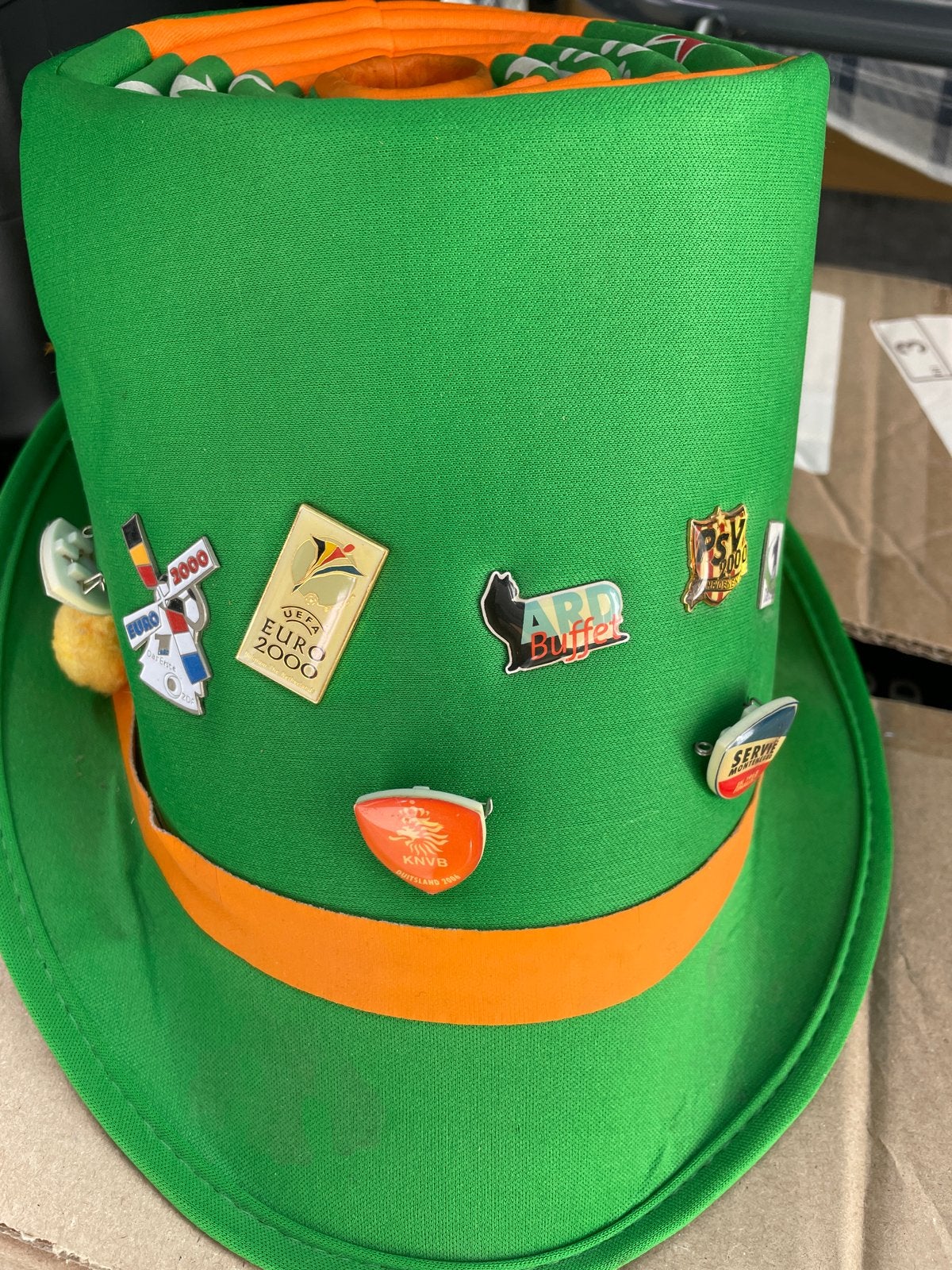 Groene hoed met oranje band en voetbalspeldjes uit euro 2000, Ophalen of Verzenden, Gedragen, One size fits all, Hoed