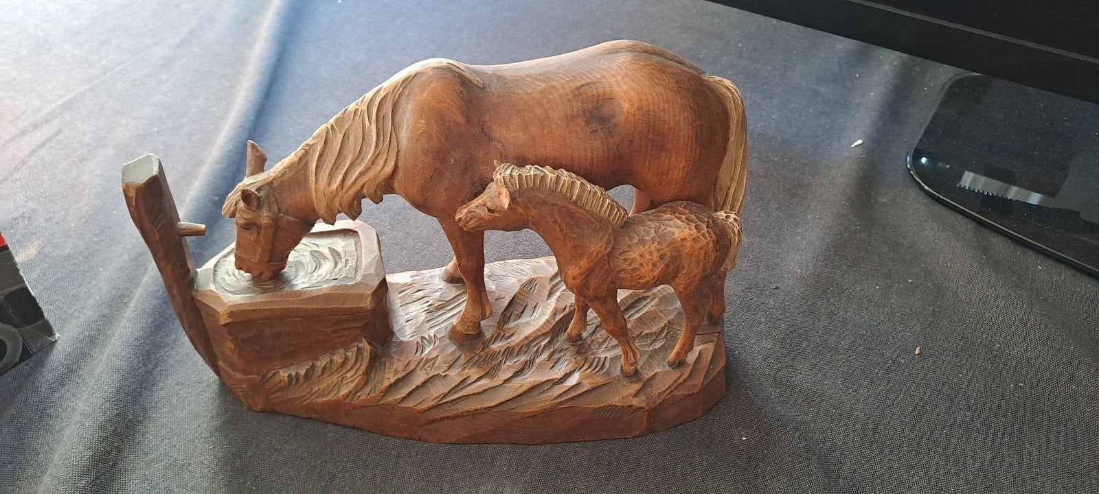 Handgesneden houten beeld: paard met veulen drinkend, Antiek en Kunst, Kunst | Beelden en Houtsnijwerken, Minder dan 20 cm, Ophalen of Verzenden