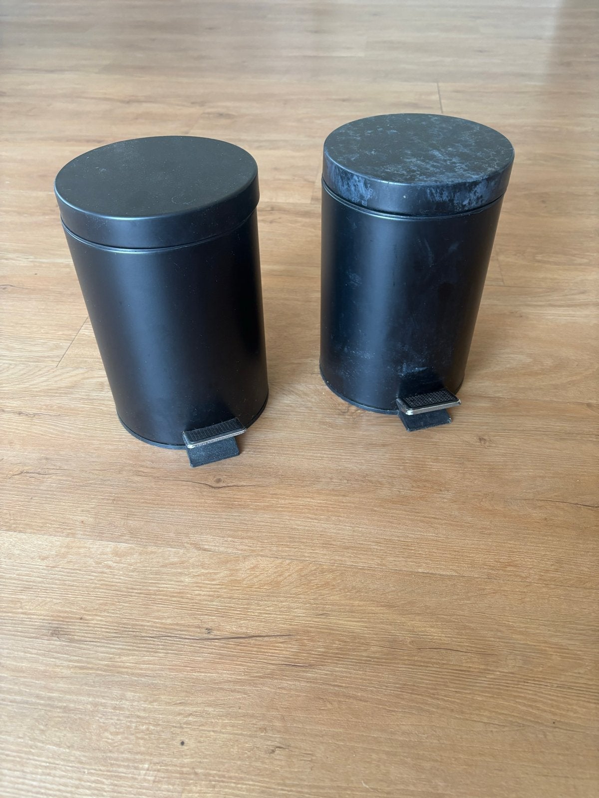 2x Zwarte prullenbakken met pedaal - 5L inhoud, Ophalen, Gebruikt, Met pedaal, Minder dan 10 liter