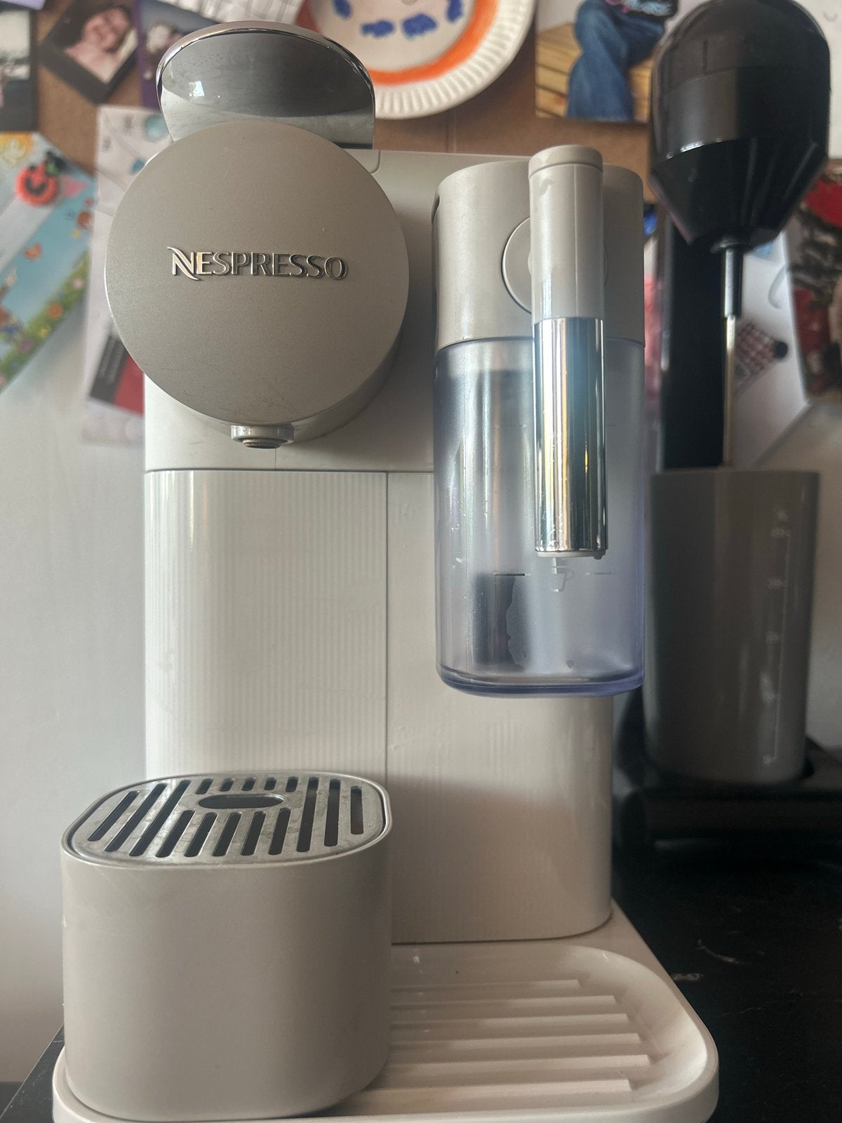 Nespresso DeLonghi Latissima, Witgoed en Apparatuur, Koffiezetapparaten, Ophalen, Koffiemachine, Zo goed als nieuw, 1 kopje