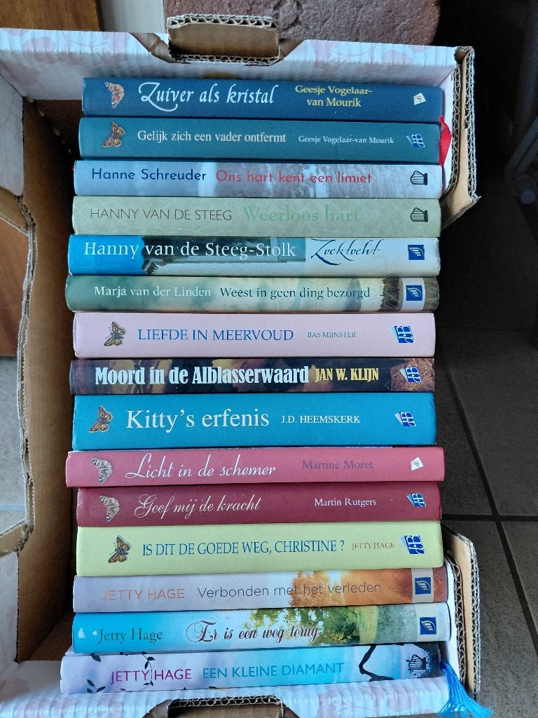 Doos 3 met 15 verschillende (streek)romans, Ophalen of Verzenden, Gelezen