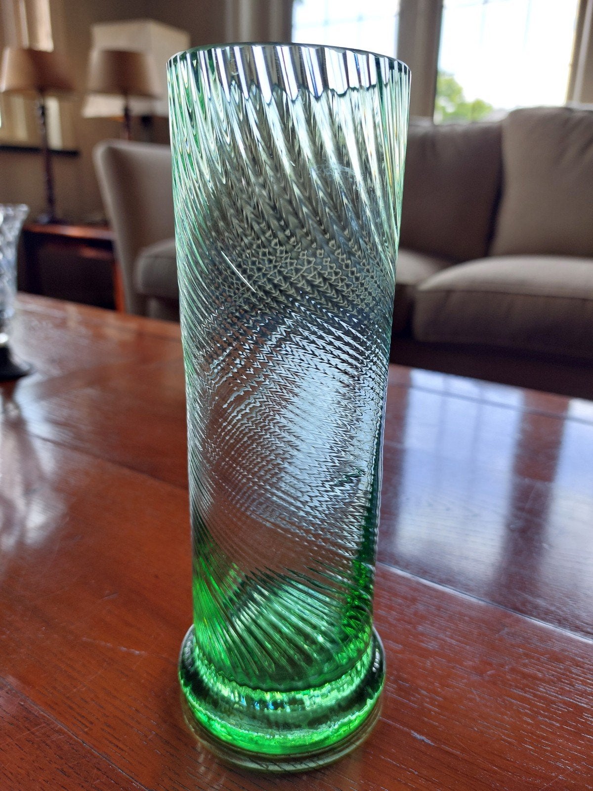 Vaas van Uranium glas, Ophalen