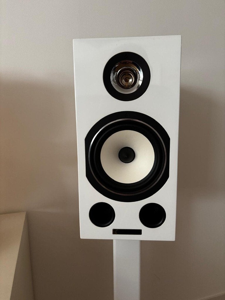 Triangle Esprit Comète EZ + S04 stands – Wit – Nieuwstaat, Vloerstaande luidspreker, Zo goed als nieuw, 60 tot 120 watt, Ophalen