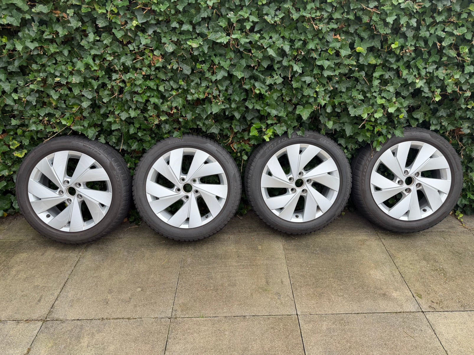 Orig Volkswagen Golf 8 GTE Velgen met 17" winterbanden!, Gebruikt, Banden en Velgen, 17 inch, Personenwagen