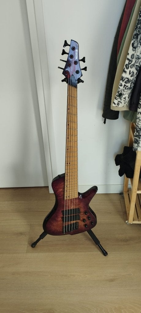 Colliseum RedSub6 multi-scale basgitaar