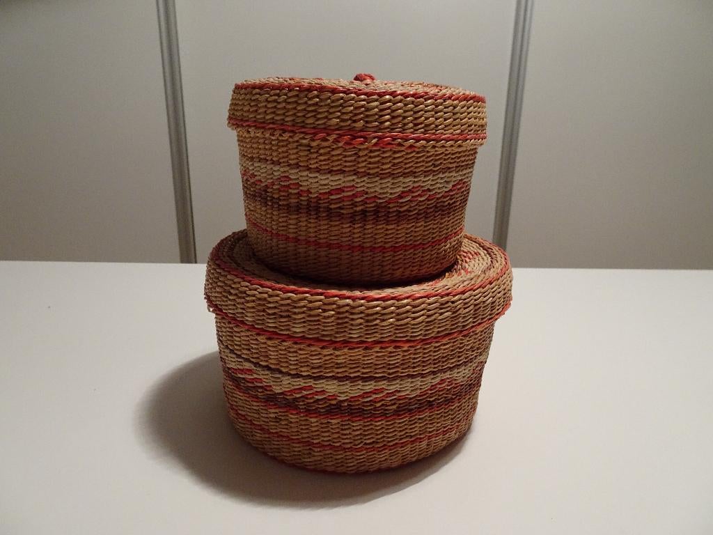 Vintage geweven mand met deksel vlechtwerk rood wit groen, Huis en Inrichting, Woonaccessoires | Schalen en Manden, Mand, Rond