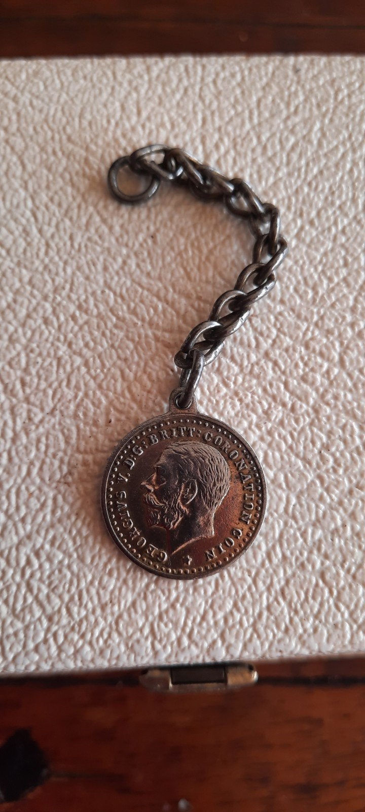 Antieke britse munt,Georg V,met ketting - 1911, Ophalen of Verzenden