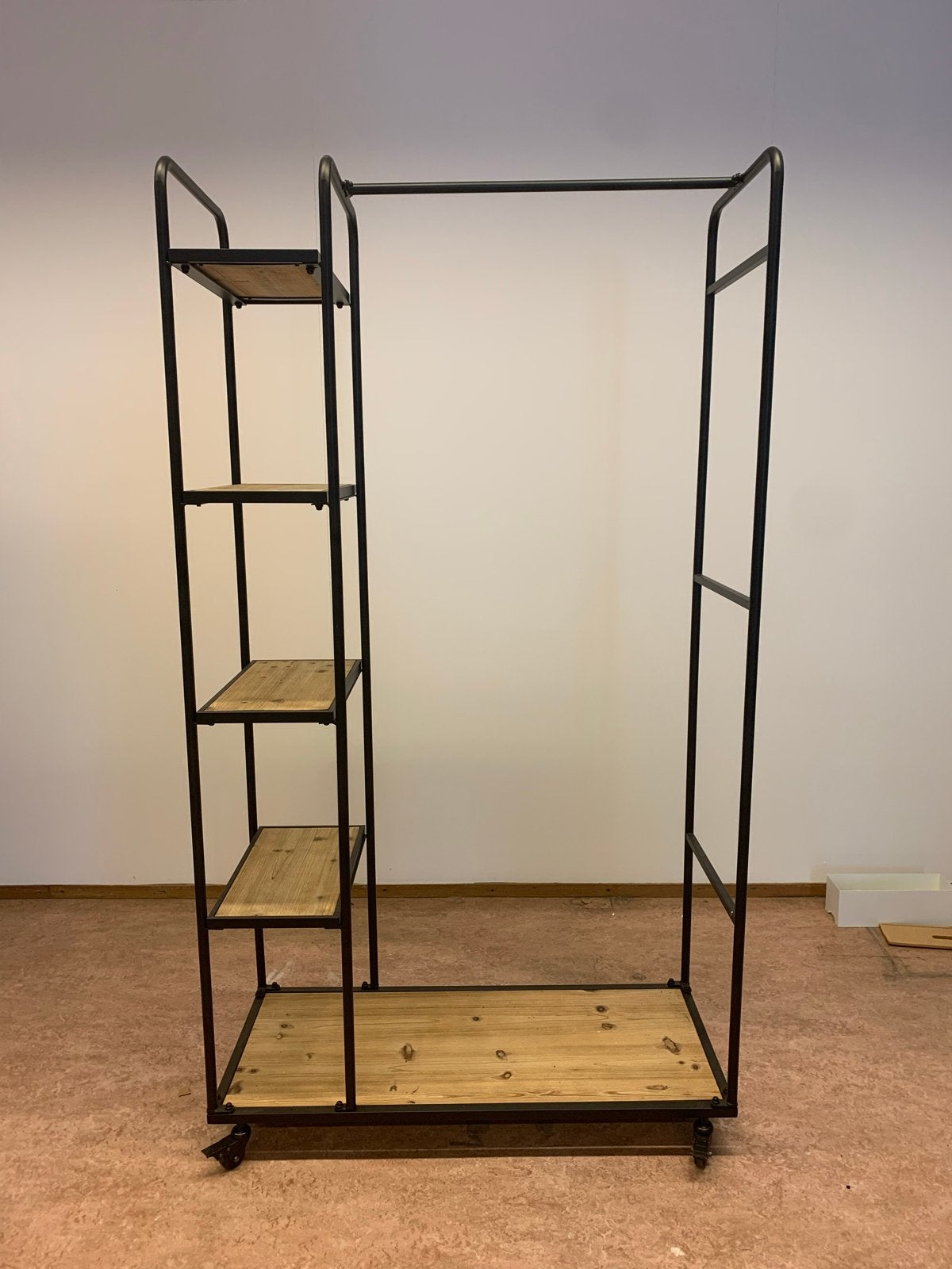 Kledingrek met planken - Industrieel design, Ophalen, Met plank(en), Gebruikt, 100 tot 150 cm