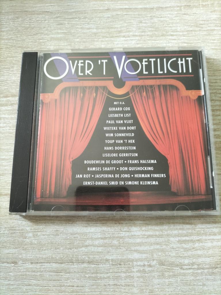 Over het voetlicht, Ophalen of Verzenden, Nederlandstalig