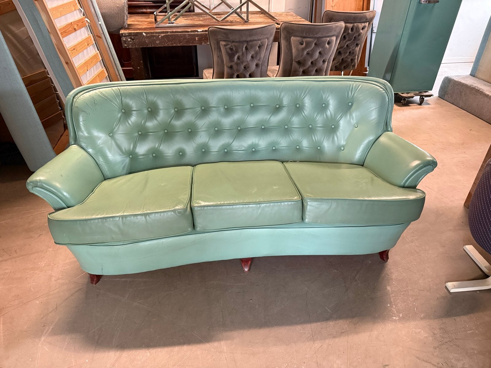 Vintage, retro, hippe turquoise Chesterfield look Leren Bank, Huis en Inrichting, Banken | Bankstellen, Ophalen, Gebruikt, Driepersoons