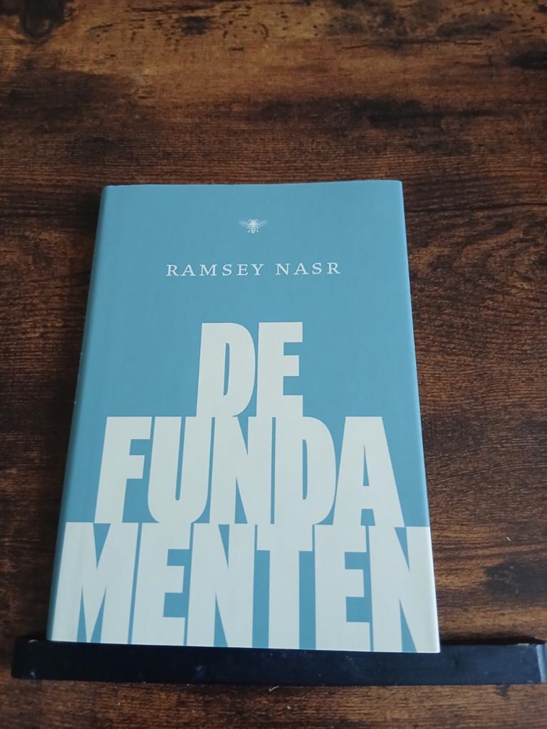De Fundamenten - Ramsey Nasr (Boek), Boeken, Ophalen of Verzenden, Zo goed als nieuw, Ramsey Nasr, Nederland