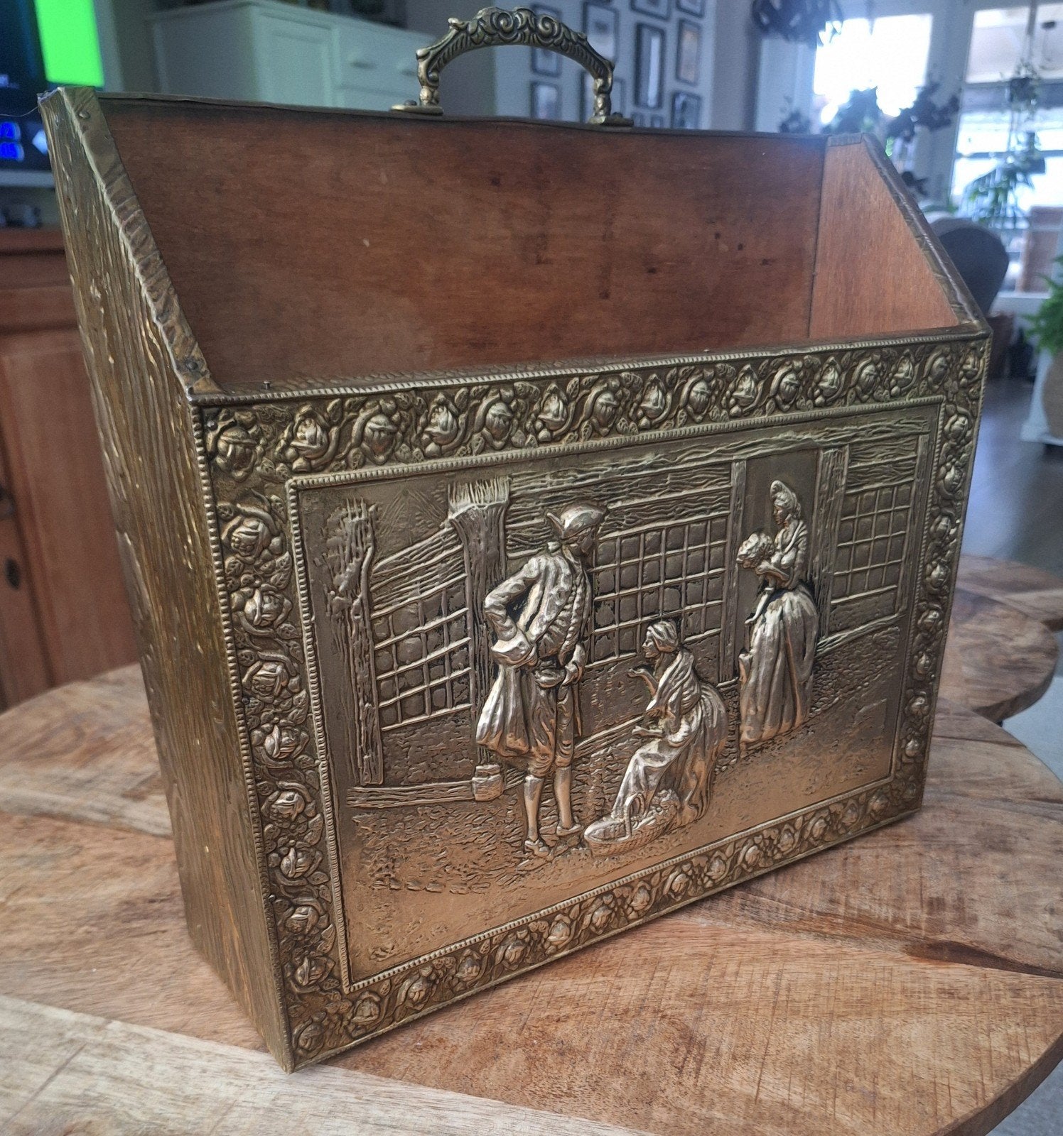 Houten tijdschriftenhouder met messing reliëf, Ophalen