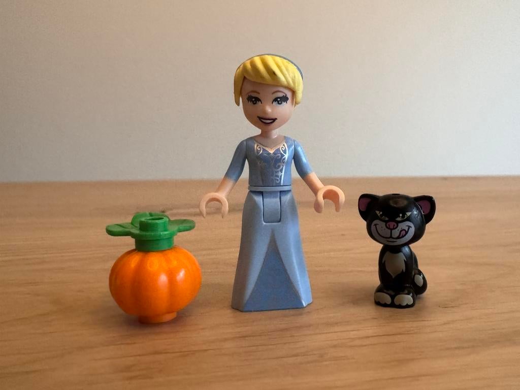 LEGO Minifig Cinderella (dp051) en kat Lucifer (11602pb07), Lego, Ophalen of Verzenden, Zo goed als nieuw, Minifiguur